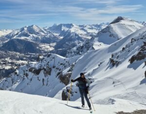 Sci Alpinista durante una gita con vista sulle montagne.